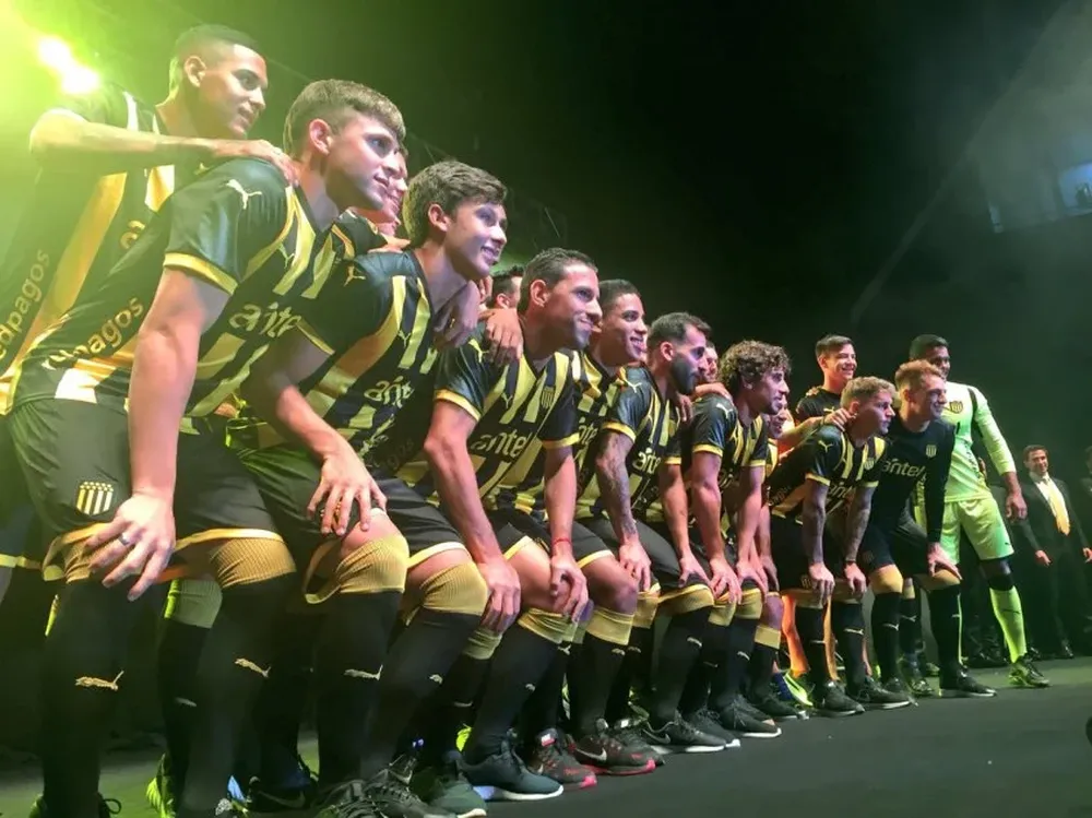 El plantel aurinegro fue presentado en la Noche Amarilla y Negra