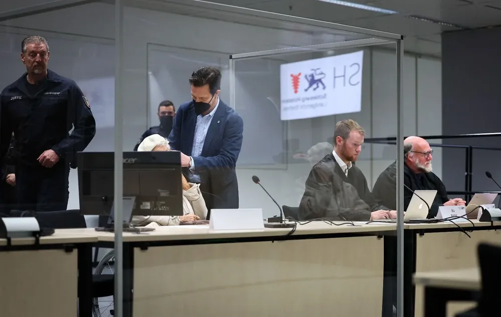 La acusada, Irmgard Furchner, durante el juicio (la Corte alemana solicitó que su cara no sea visible en las imágenes difundidas)