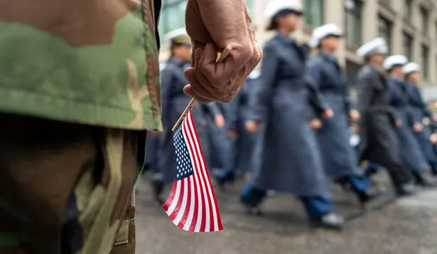 De Afganistán a la Segunda Guerra Mundial, la impiadosa carrera por el voto de los veteranos en EEUU: La generación de Vietnam está más con Trump