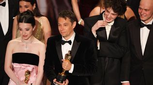 De izquierda a derecha, Mikey Madison, Sean Baker, Mark Eydelshteyn y Yura Borisov.