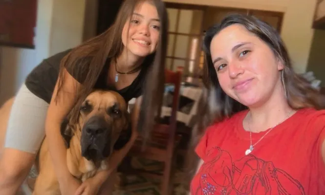 Las hijas de Gonzalo con Bruno.
