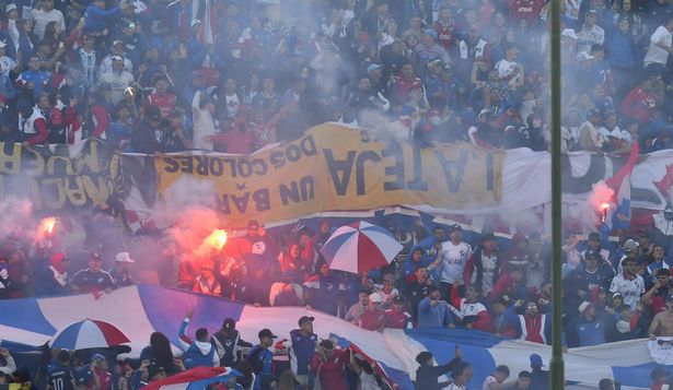 Bandera robada de Peñarol por hinchas de Nacional
