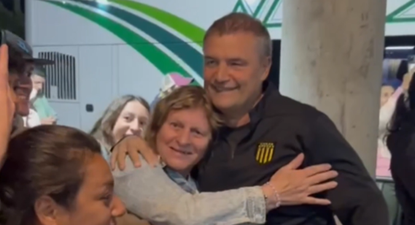 Locura por Diego Aguirre en Tacuarembó: mirá el cálido recibimiento al entrenador y a los jugadores de Peñarol antes del partido por Copa AUF Uruguay