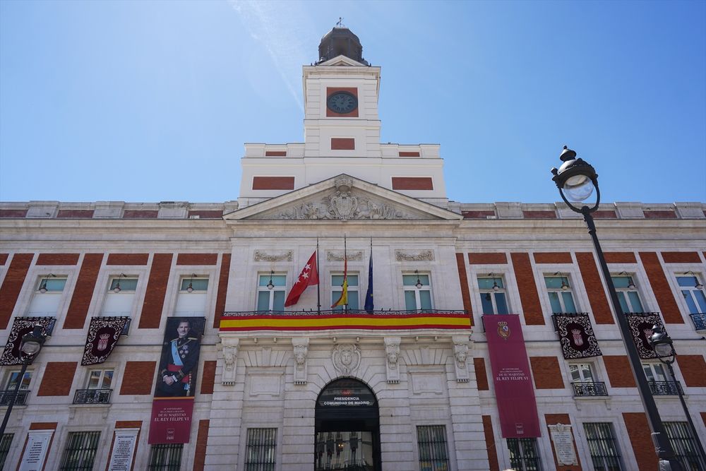 La Comunidad de Madrid engalana la fachada de la Real Casa de Correos en el décimo aniversario de la proclamación del Rey Felipe. Europa Press