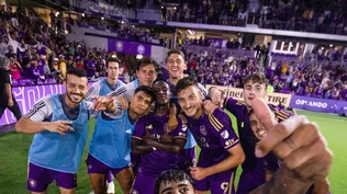 Facundo Torres y su tradicional festejo de gol con la selfie con sus compañeros