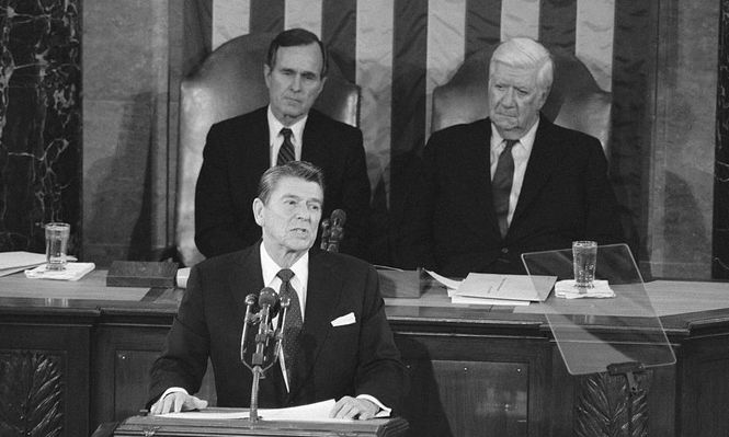 Ronald Reagan señalaba que el Departamento de Educación era un "despilfarro burocrático".