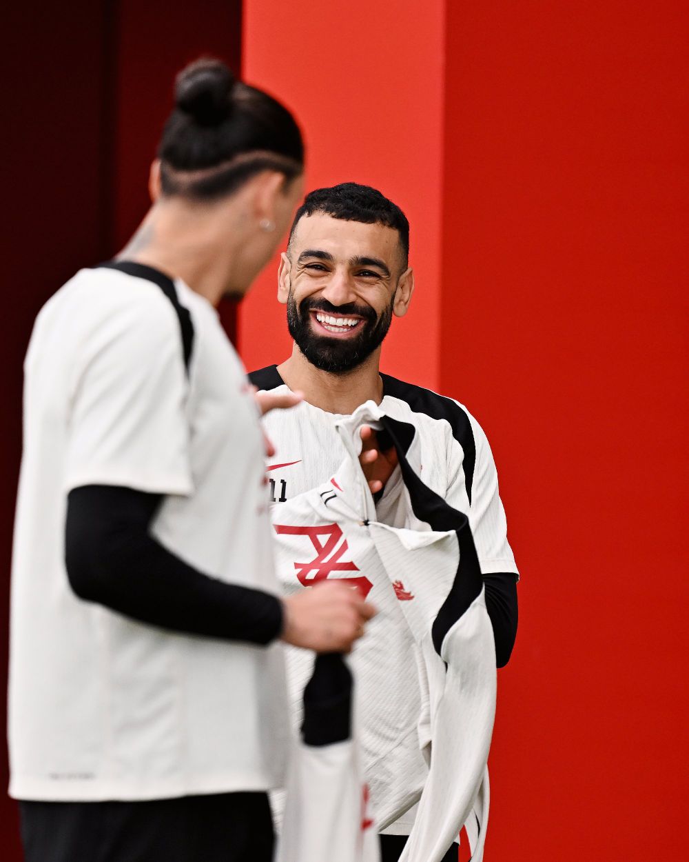 Darwin Núñez y Mohamed Salah en el entrenamiento de Liverpool previo a lograr el título de la Premier League Darwin Núñez y Mohamed Salah en el entrenamiento de Liverpool previo a lograr el título de la Premier League