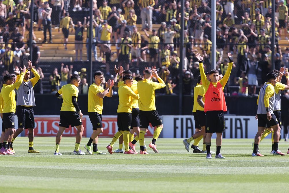 El plantel de Peñarol saluda a la tribuna previo a la primera final de la Liga AUF Uruguaya ante Nacional