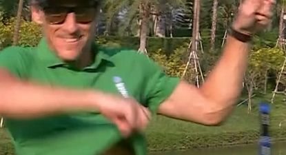 ¿se saco la camiseta? mira el divertido festejo de diego forlan en un torneo de golf junto a leyendas del futbol
