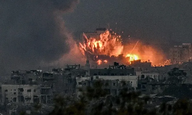 Los bombardeos sobre Gaza se intensificaron este sábado, en el preludio de una inminente invasión terrestre.