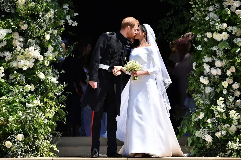 El príncipe Harry y Meghan Markle a la salida de la capilla del castillo de Windsor.