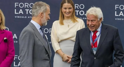 El Rey premia a Felipe González y a los arquitectos de la Constitución con el máximo galardón de la corona española