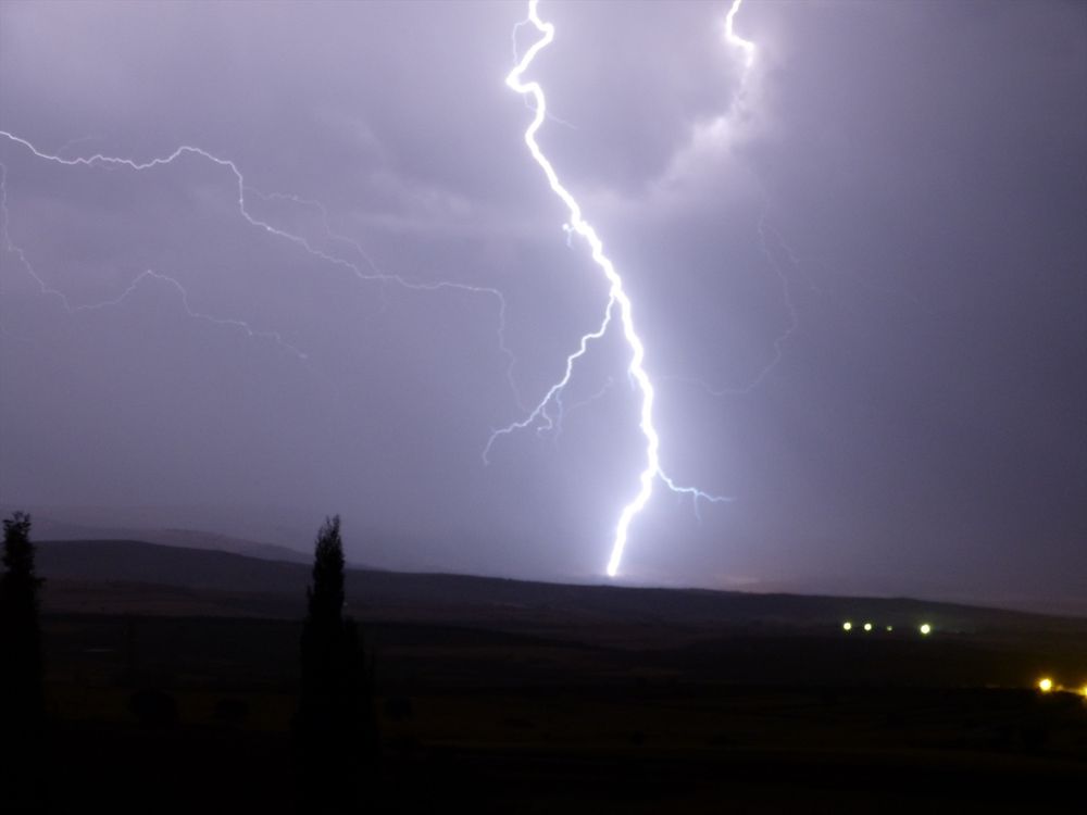Un rayo corta el cielo durante una tormenta.&nbsp;