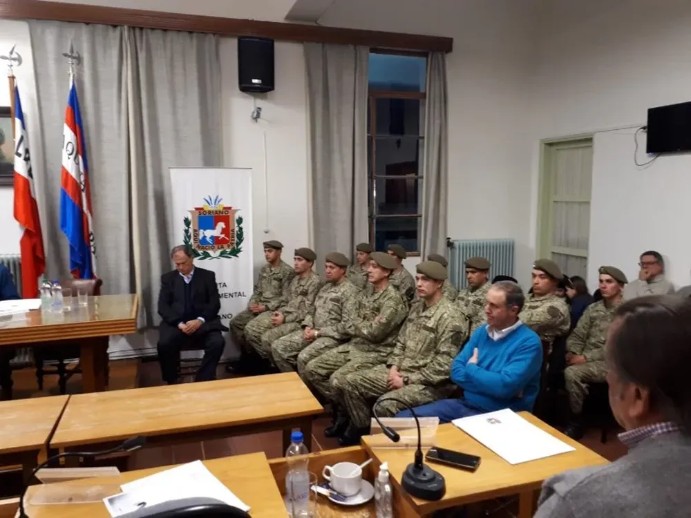 Soldados durante el homenaje en la Junta Departamental de Soriano