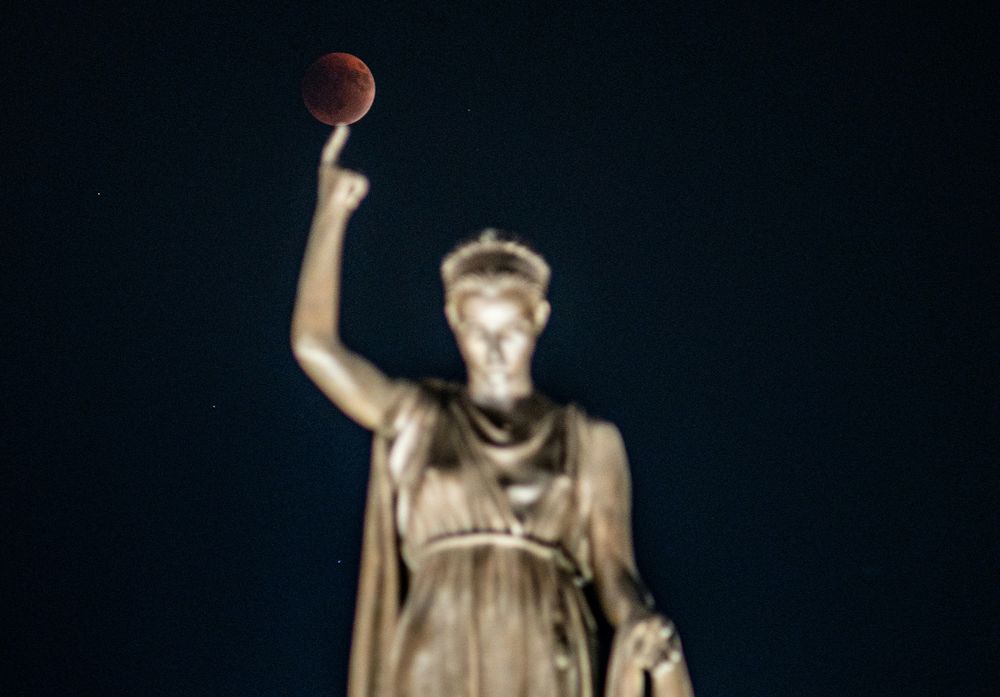 La Luna de Sangre se muestra durante un eclipse lunar tras el Monumento a la Libertad, sobre Nicosia, la capital dividida de Chipre, el 7 de septiembre de 2025. Foto: AFP