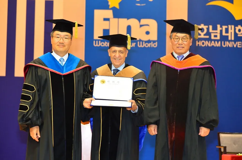 Maglione recibió la distinción Doctorado en Administración de Empresas en la Universidad de Honam.