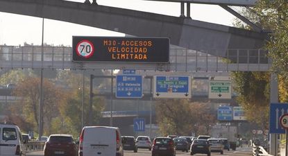 Circulación de vehículos por la M-30. EFE