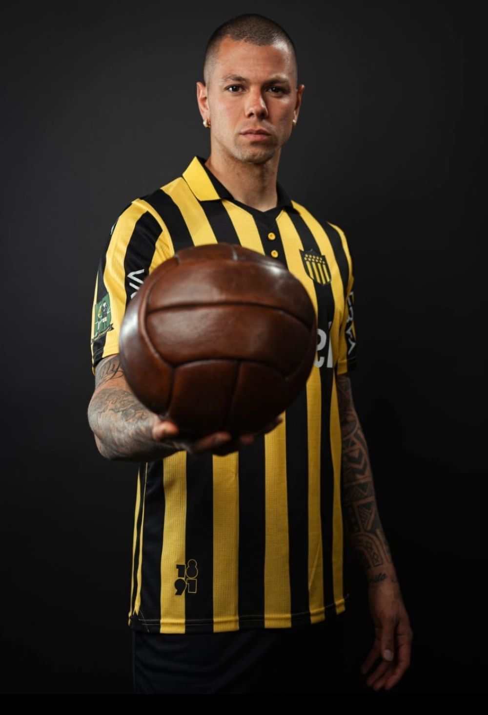 Léo Coelho con la nueva camiseta de Peñarol por los 133 años