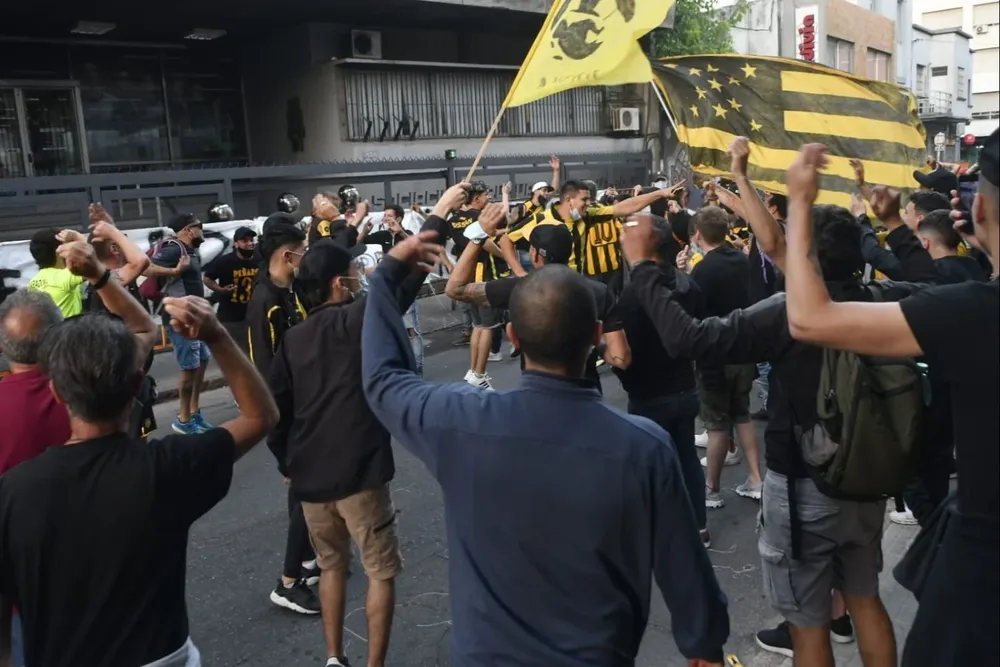 HInchas de Peñarol se manifestaron en la puerta de la AUF
