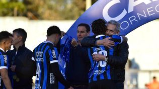 Abel Hernández abraza al presidente de Liverpool, José Luis Palma, al recibir su medalla de campeón del Torneo Apertura
