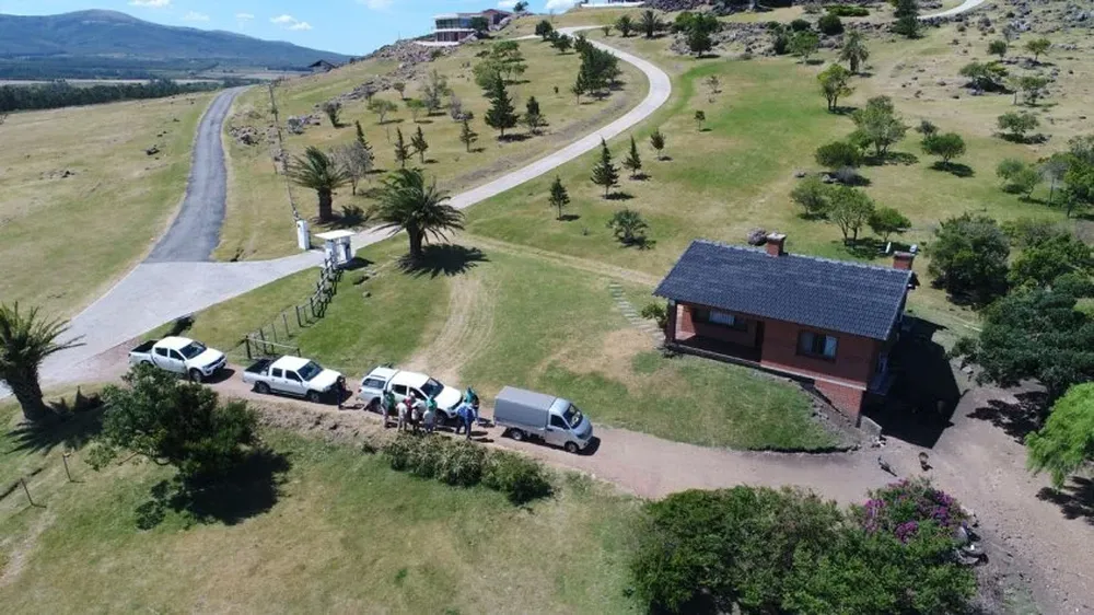 En la mansión de Balcedo en Uruguay encontraron dinero, armas, autos caros y animales exóticos.