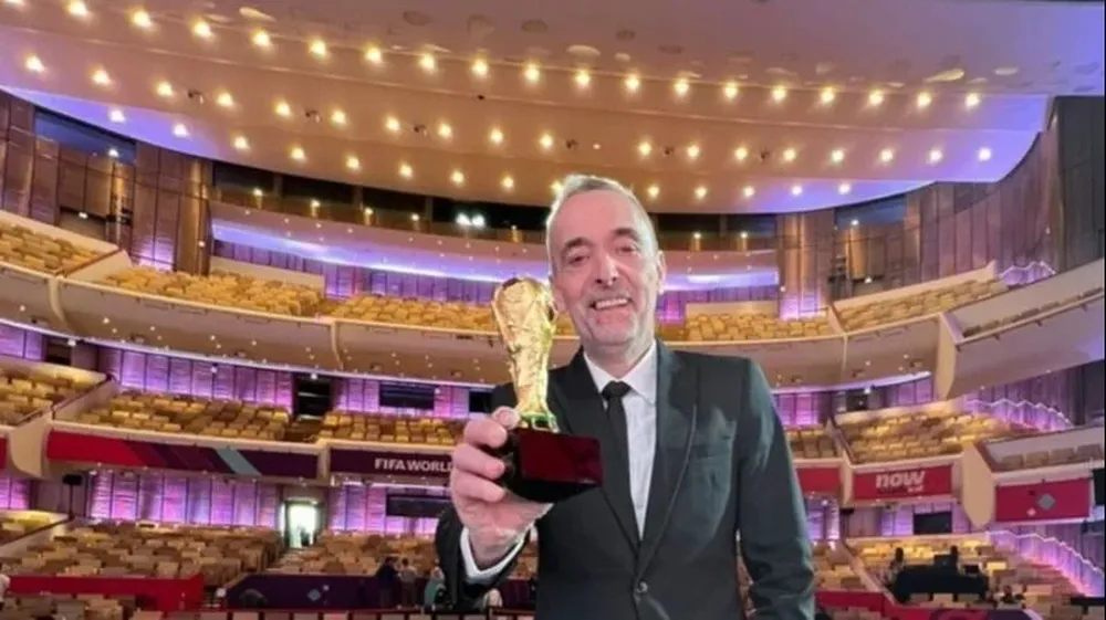 Juan Carlos Scelza con el premio que le entregó FIFA por su experiencia en las coberturas mundialistas