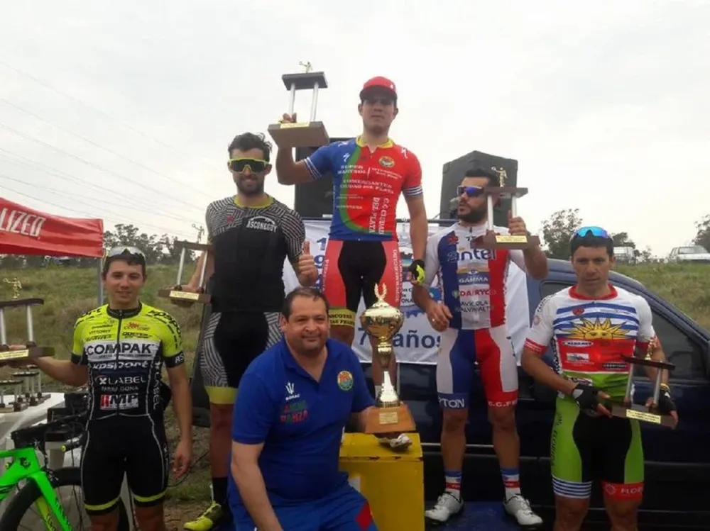 Troncoso, Asconeguy, Fernando Méndez, Nicolás Méndez y Mascarañas en el podio, de izquierda a derecha