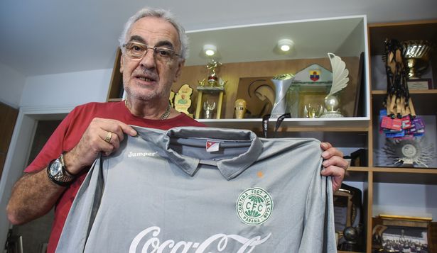 Jorge Fossati con la última camiseta que vistió como arquero profesional: la de Coritiba de Brasil