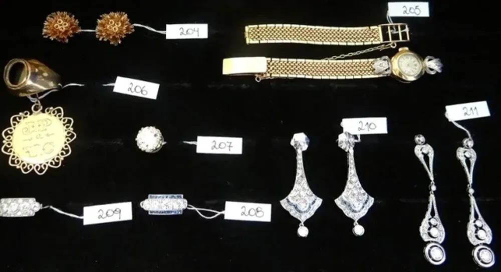 Algunas de las joyas que subastó el rematador Ernesto Prilassnig