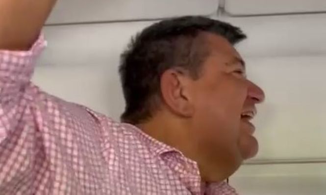 Jorge Barrera, expresidente de Peñarol, y su arenga en el avión rumbo a Buenos Aires previo al partido ante Vélez Sarsfield por Copa Libertadores