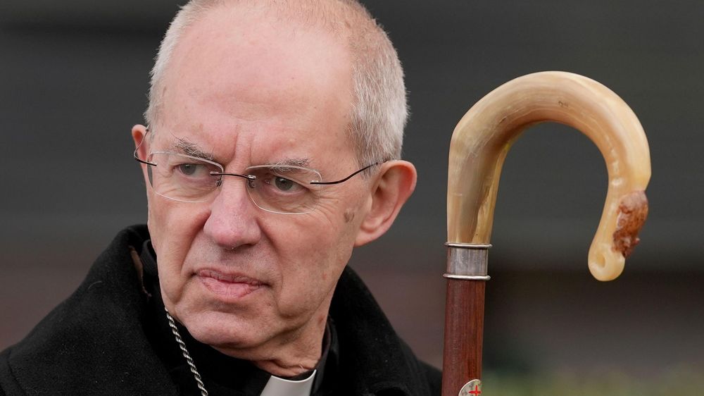 Welby renunció tras semanas de presión.