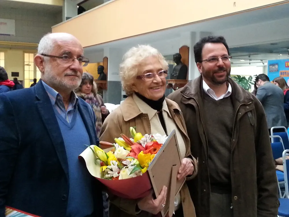 El director de Secundaria, Juan Pedro Tinetto, la homenajeada, Ida Holz, y el decano de Facultad de Ingeniería de la Udelar, Héctor Cancela