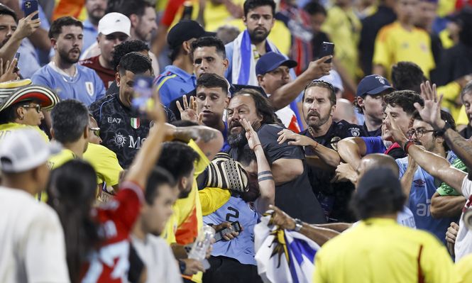 Marcelo Pellistri, de barba en el medio, junto a Facundo Pellistri, semitapado, en medio de los incidentes con hinchas colombianos en la Copa América 2024