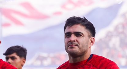Maximiliano Gómez disfruta del banderazo con los hinchas de Nacional en el Gran Parque Central