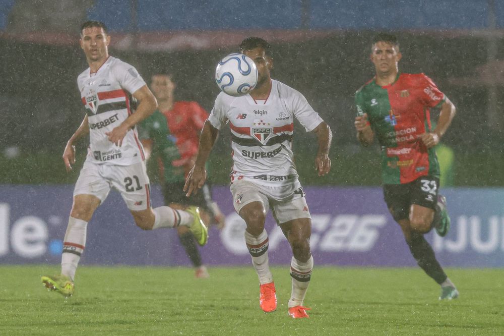 La tormenta en Boston River vs Sao Paulo en el Estadio Centenario