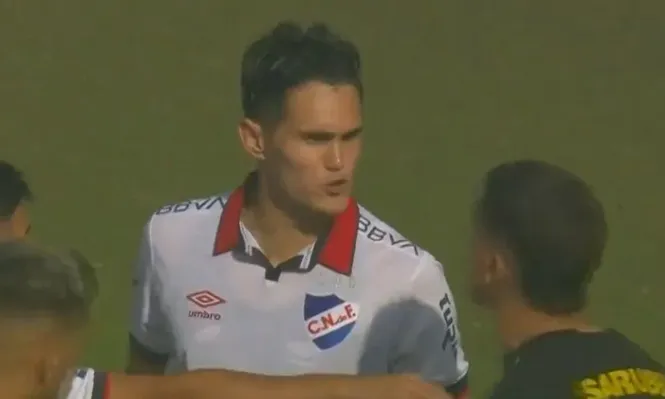 Rodrigo Bentancourt y Washington Aguerre en un clásico entre Nacional y Peñarol