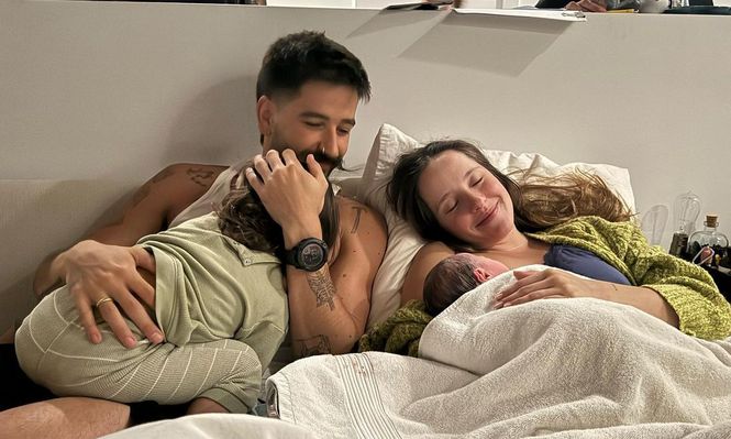 Camilo y Evaluna junto a sus hijas