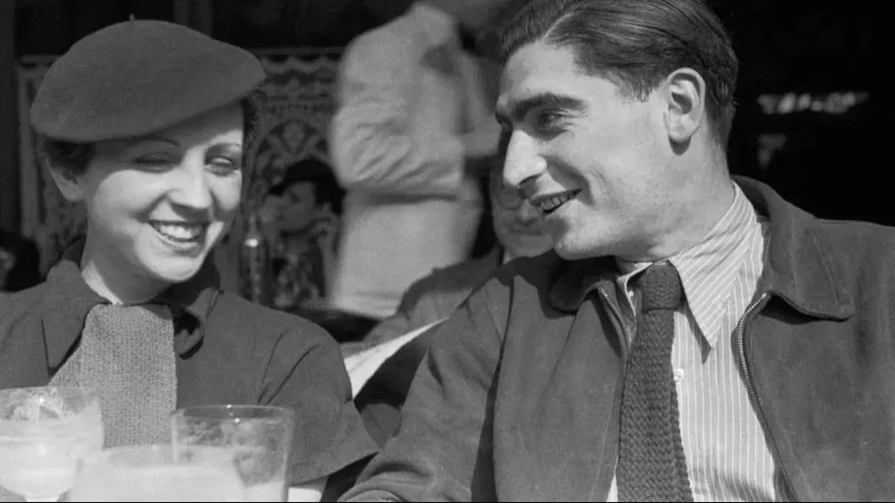 Gerda Pohorylle y Andre Friedmann, o lo que es lo mismo, Gerda Taro y Robert Capa, en París en 1936.
