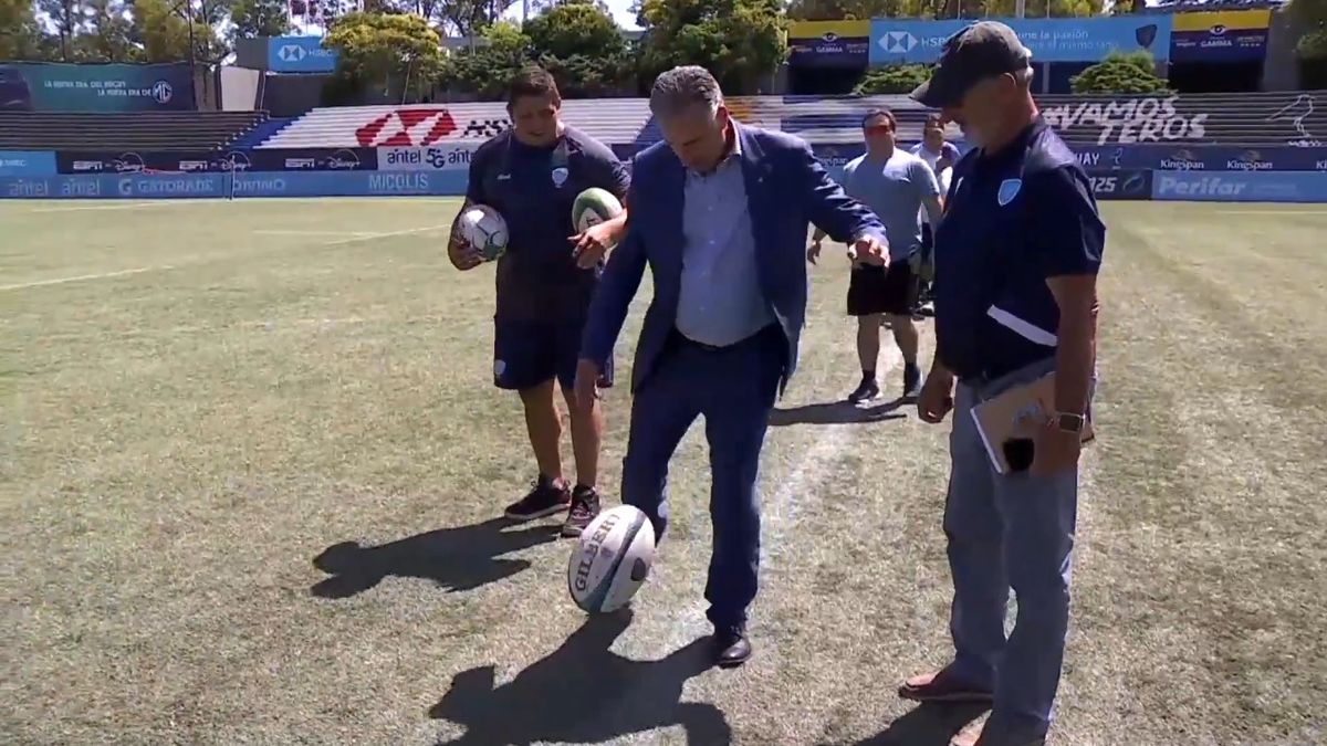 Reclusos jugaron su histórico primer partido de rugby fuera de las cárceles: fue en el Charrúa y el puntapié inicial lo dio Yamandú Orsi