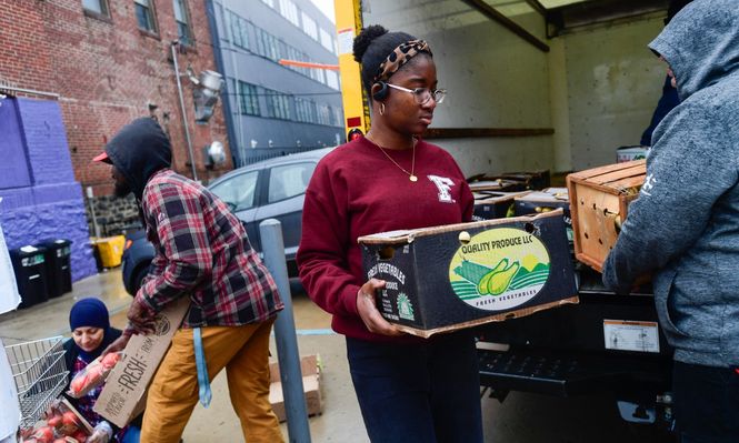 Voluntarios descargan donaciones del banco de alimentos Lutheran Settlement Houseen en Filadelfia, Pensilvania.