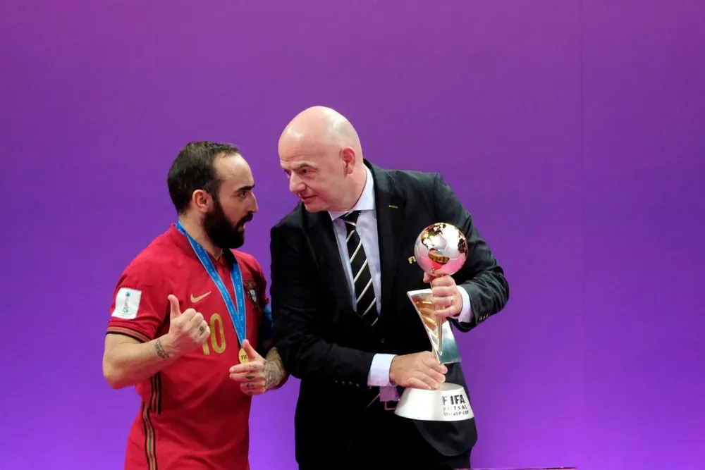 Infantino con el jugador portugués de futsal, Ricardinho