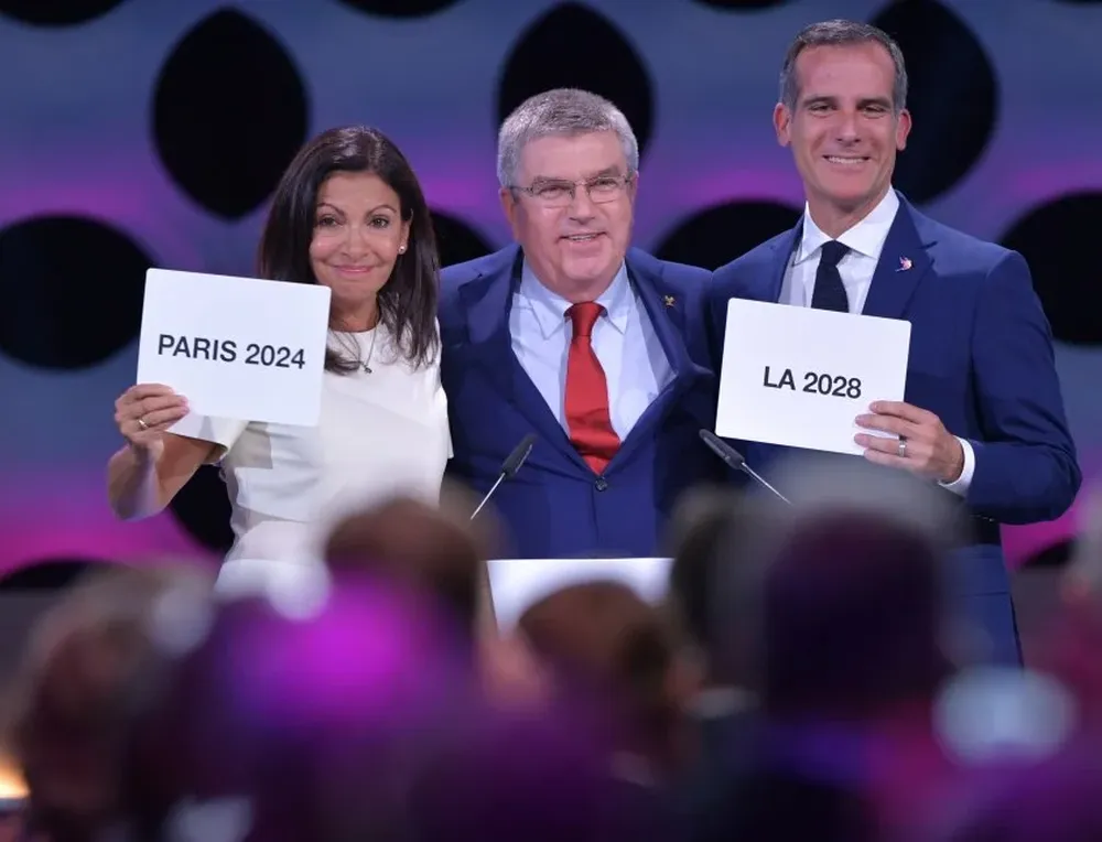 La alcaldesa de París, Anne Hidalgo, y el de Los Ángeles, Eric Garcetti, junto al presidente del COI, el alemán Thomas Bach