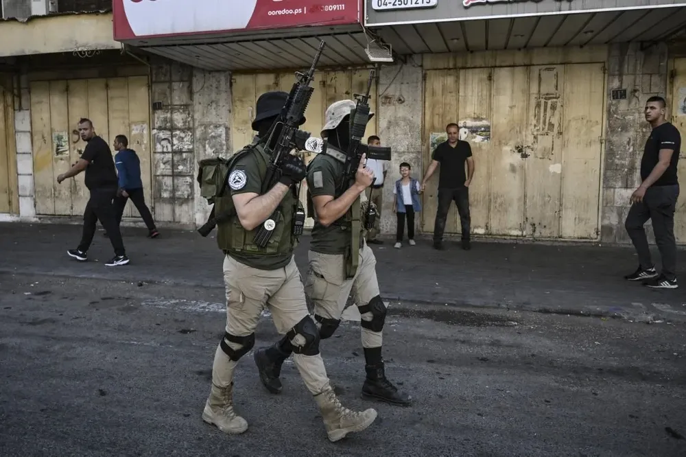Dos yihadistas palestinos en Yenín, Cisjordania, donde las incursiones israelíes cobraron la vida de 180 personas desde que se inició el conflicto.