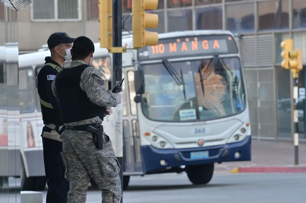Policías con medidas sanitarias en el patrullaje de la ciudad