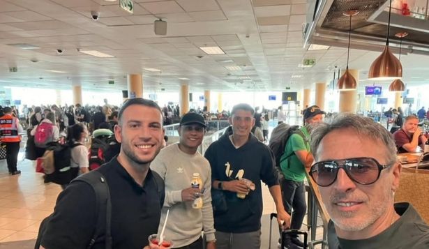 Mathías Acuña, Ramiro Cristóbal y Rodrigo Formento y el representante Johan Wilson en su llegada a Ecuador