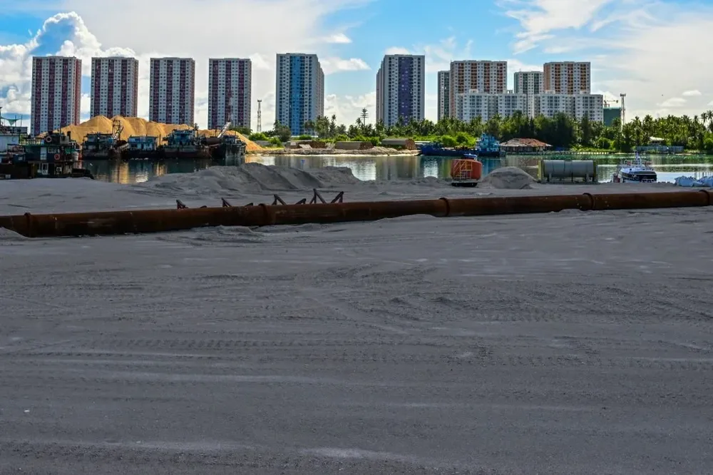 El gobierno impulsa un ambicioso proyecto de rehabilitación de tierras y elevación de las islas, una iniciativa criticada por las organizaciones medioambientales.