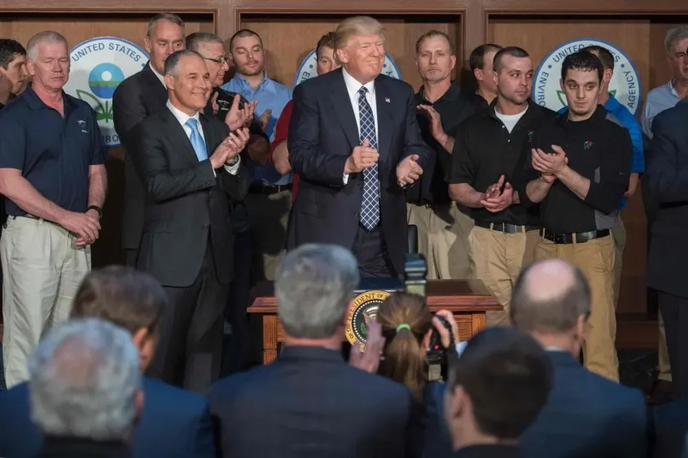 Trump festeja rodeado de mineros su nueva orden ejecutiva