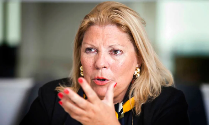 Carrió justifica su retorno por la posibilidad de una crisis política y económica y su deseo de garantizar la gobernabilidad en momentos de incertidumbre.