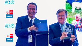 IICA: En la ceremonia de apertura Ángel Manero Campos, ministro de Desarrollo Agrario y Riego de Perú, entregó una distinción, en nombre del gobierno peruano, a Manuel Otero, Director General del instituto, en reconocimiento a sus contribuciones a la productividad y la sostenibilidad de la agricultura y al arraigo de las comunidades rurales.