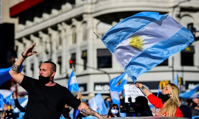 Argentina sufre por una recesión económica agravada por la pandemia y el confinamiento obligatorio extendido
